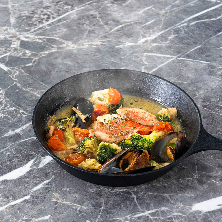 180℃までの温度では変形、隆起、ひび割れなどの変化はありません。スキレットなどの熱いお皿もそのまま食卓へ。