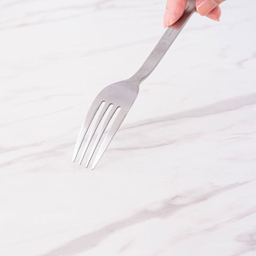 表面硬度が高い為、フォークなどの金属で擦ってもキズが付きにくくなっています。