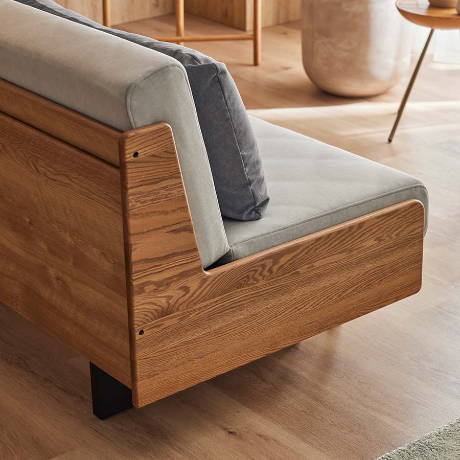 側板にはオーク無垢材を贅沢に使用