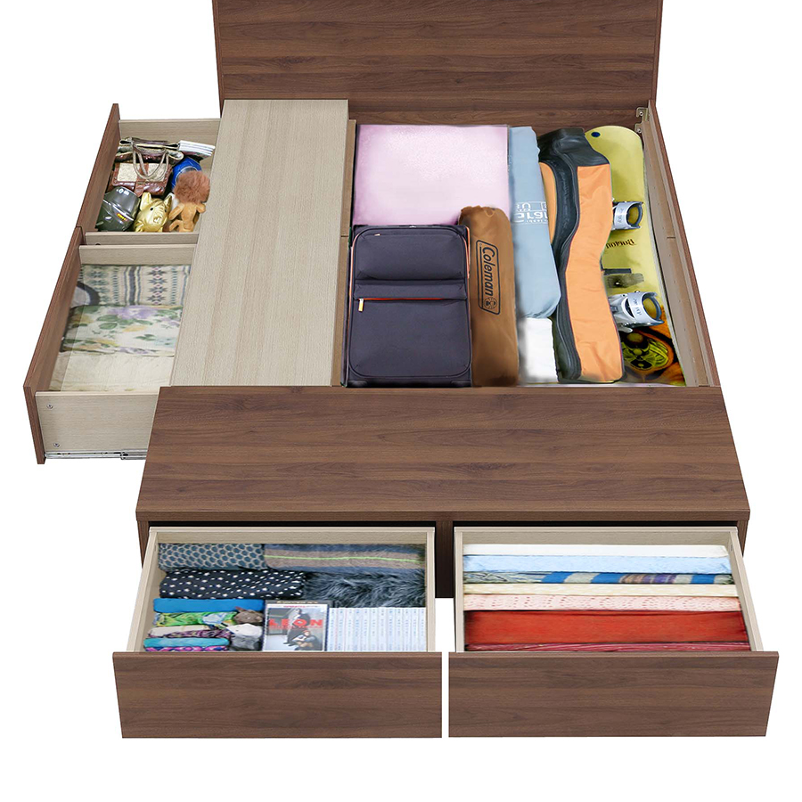 ブラウン。複数の引き出しでたくさんの荷物を収納可能。