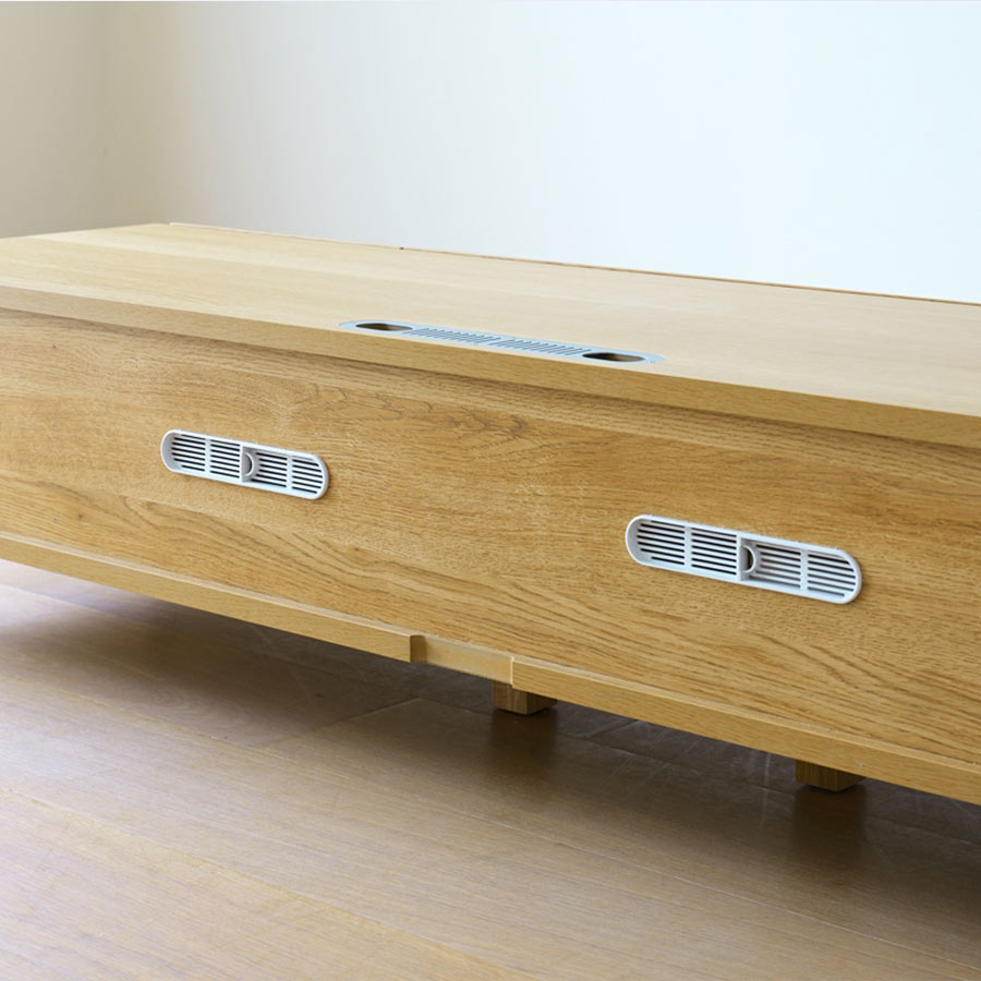 背面にはコード穴が開いています