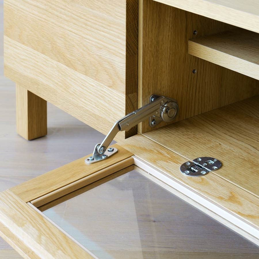 扉にはゆっくりと昇降するスローダウンステーが装備