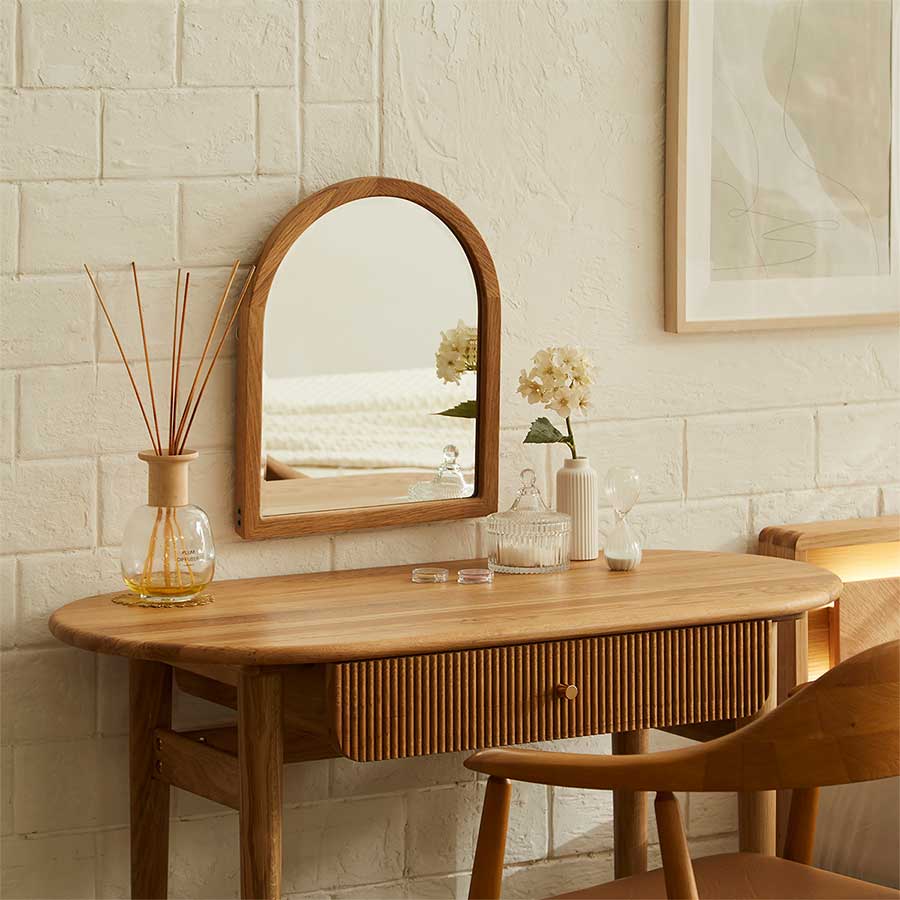 壁掛けで使用すればデスクを広く使用できることはもちろん、壁面の装飾にもなってくれます