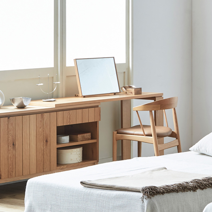 オーク材の節ありデザインが、ナチュラルで上質な存在感を演出