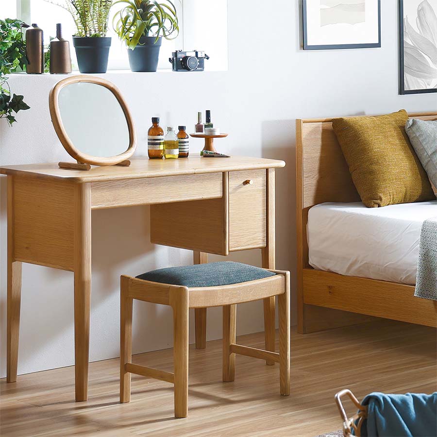楕円の木ミラーが珍しく、お部屋にアクセントに