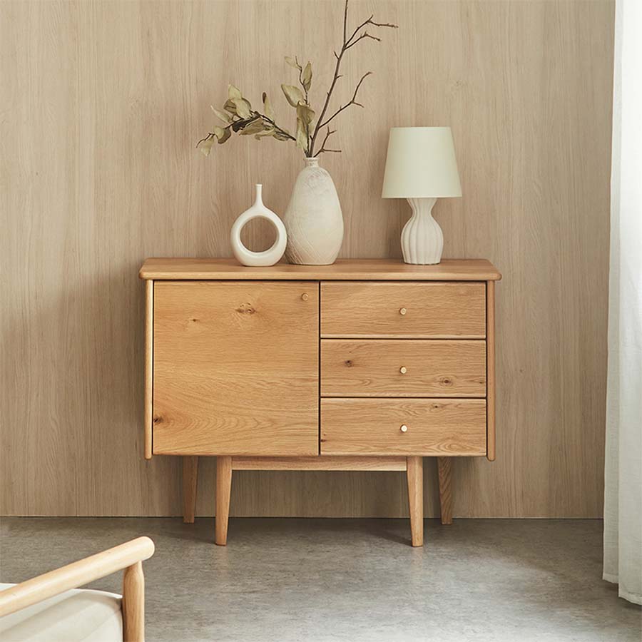 オーク材を使用した優しいフォルム