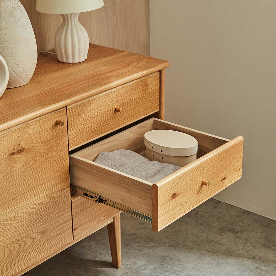 オープンタイプは上段にAV機器が収まるようにし、配線が逃がせる設計