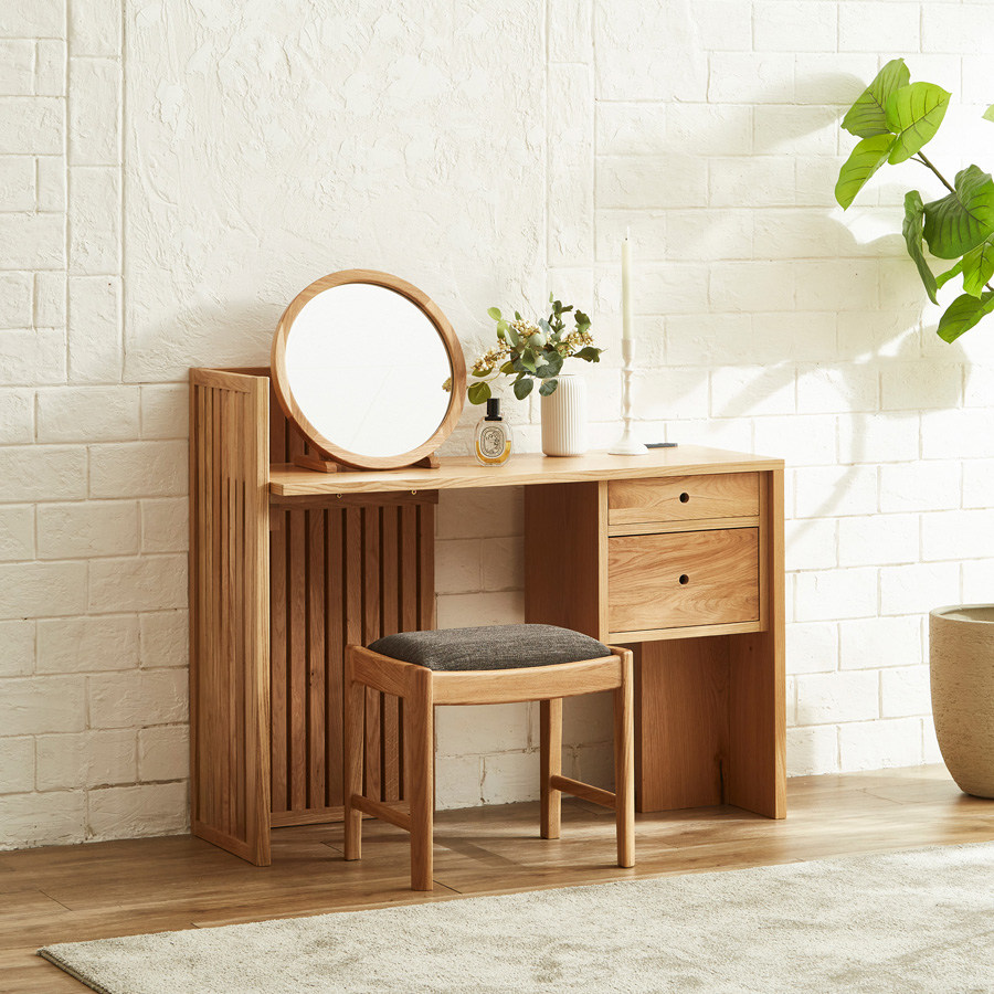 オーク材の節を活かした仕上げで、自然の豊かな表情を楽しめます