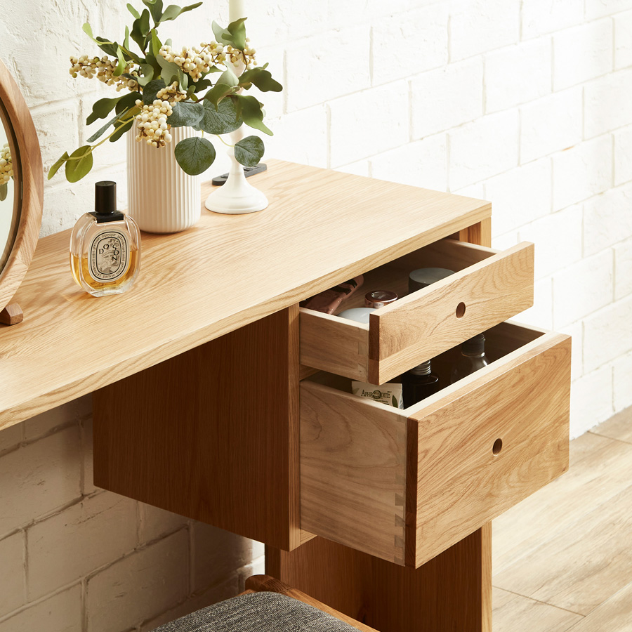 2段引き出し付きで、化粧品や書類、小物をすっきり整理