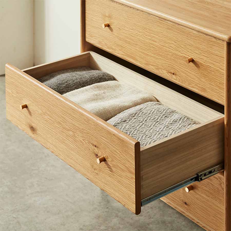 3段の引き出しで洋服や小物など収納できるサイズ感