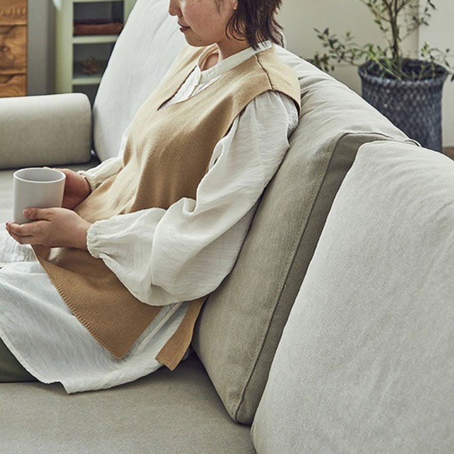 背にはフェザーを使用し、ふんわりとした背当たりに