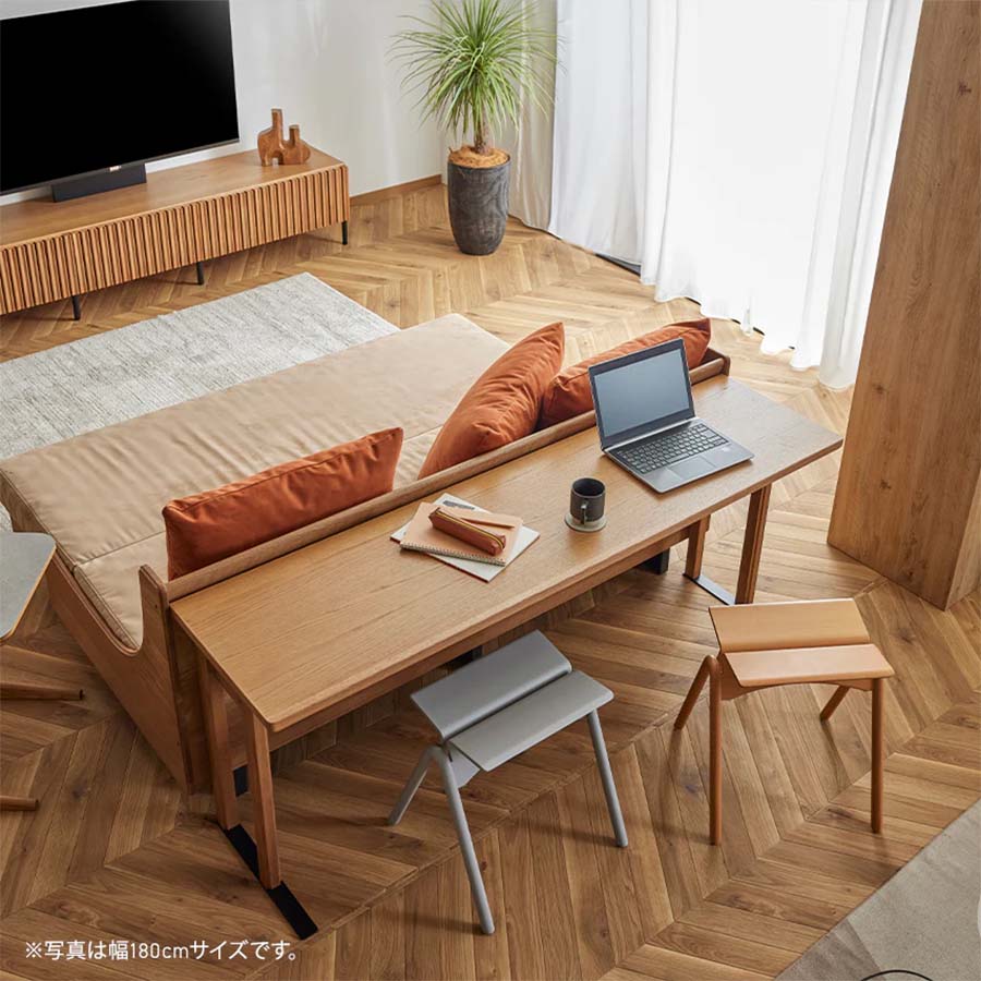 デスクにも、ダイニングにも、サイドテーブルにも。