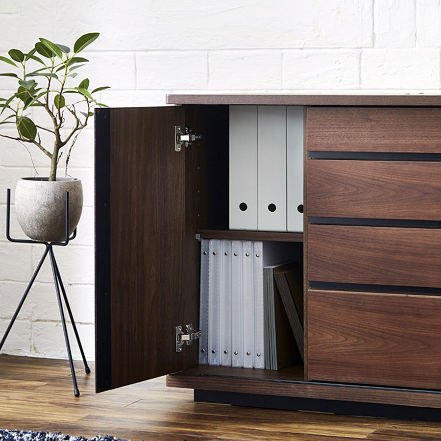 本体左の板扉内には棚板を挟んで上下2段の収納