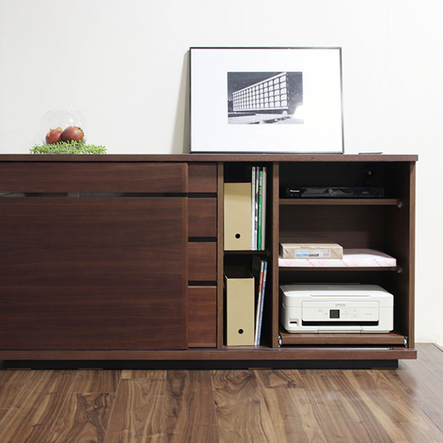 一番手前の前板は奥行を取らない引き戸設計